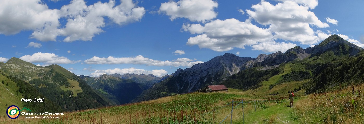 69 Panoramica sulla conca della Baita del Camoscio con Pegherolo e Cavallo.jpg